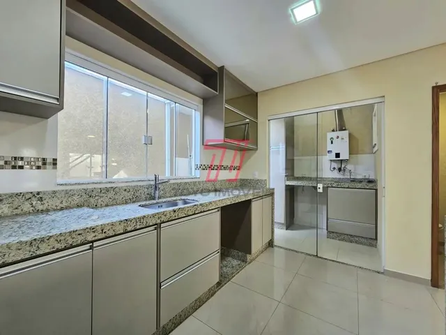 Imagem 3: Sobrado com 3 Dormitórios para Vender Ou Alugar no Bairro Pinheirinho