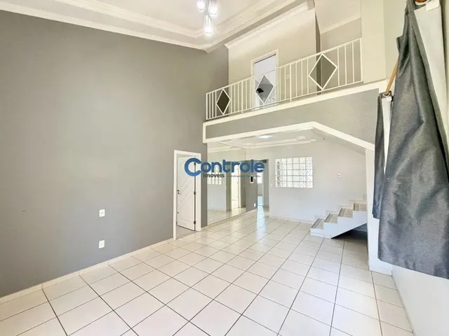 Imagem 2: Casa com 3 Dormitórios, Sendo 1 Suíte, 2 Vagas de Garagem, Localizada no Bairro Pagani