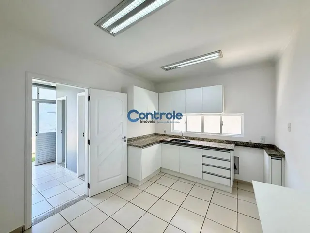 Imagem 10: Casa com 3 Dormitórios, Sendo 1 Suíte, 2 Vagas de Garagem, Localizada no Bairro Pagani