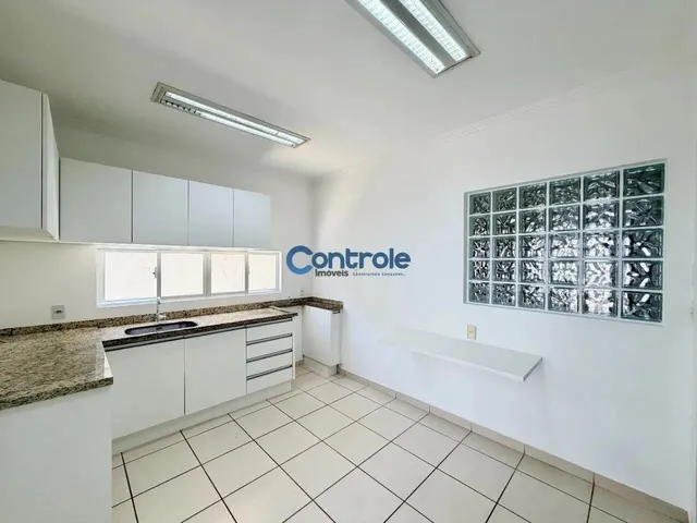 Imagem 5: Casa com 3 Dormitórios, Sendo 1 Suíte, 2 Vagas de Garagem, Localizada no Bairro Pagani