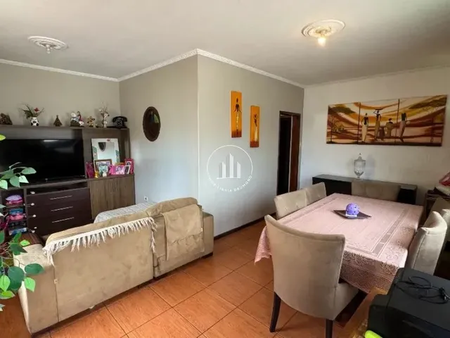 Imagem: Casa com 3 Quartos e Lojas Comerciais no