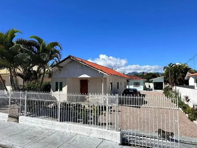 Imagem: Casa no Centro da Palhoça com Terreno Grande