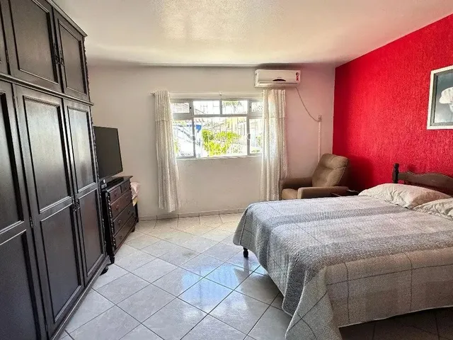 Imagem 10: Casa no Centro da Palhoça com Terreno Grande e Duas Casas