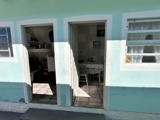 Imagem 2: Casa no Centro da Palhoça com Terreno Grande e Duas Casas