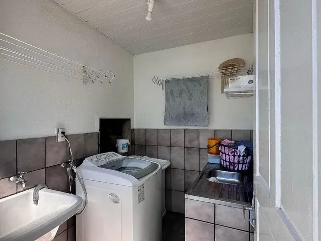 Imagem 11: Casa no Centro da Palhoça com Terreno Grande e Duas Casas