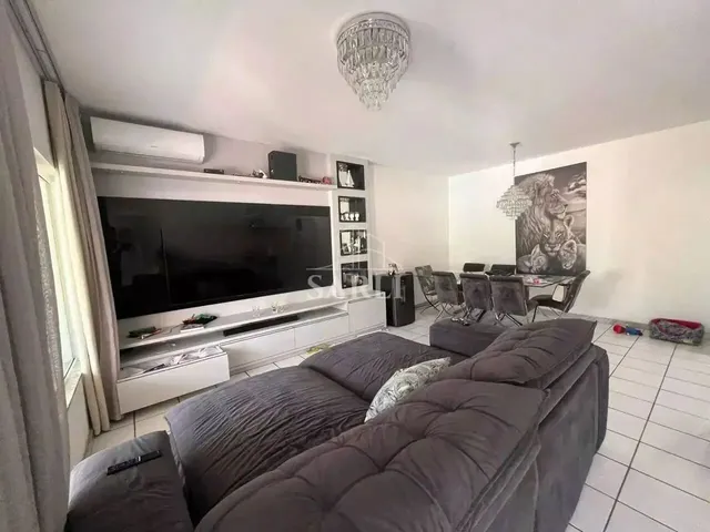 Imagem: A casa possui 3 Dormitórios, 3 Banheiros, 2 Vagas na