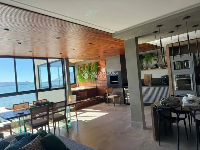 Imagem: A casa possui 5 Dormitórios, 3 Suítes, 5 Banheiros, 3