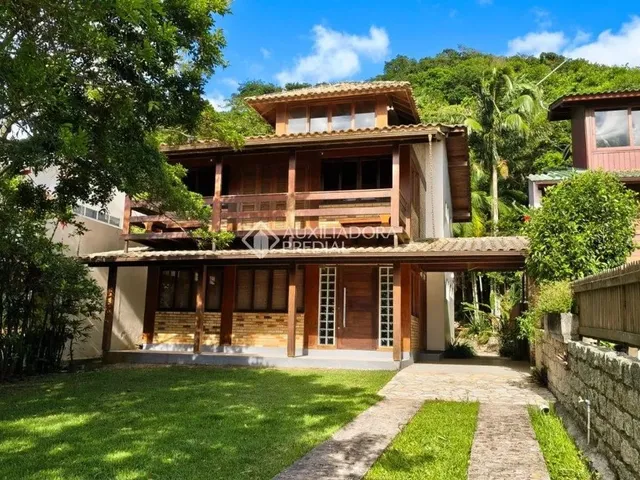 Imagem: A casa possui 4 Dormitórios, 5 Banheiros, 4 Vagas na