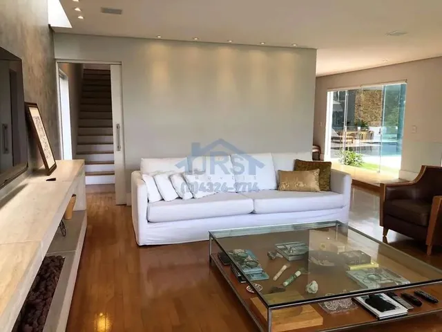 Imagem: A casa em condomínio possui 4 Dormitórios, 4 Suítes, 5