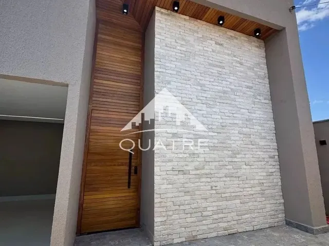 Imagem: A casa possui 3 Dormitórios, 2 Banheiros, 4 Vagas na