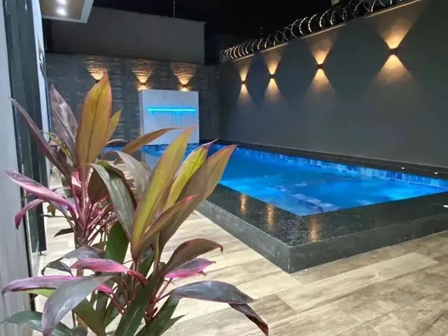 Imagem: A casa possui 4 Dormitórios, 4 Suítes, 5 Banheiros, 2