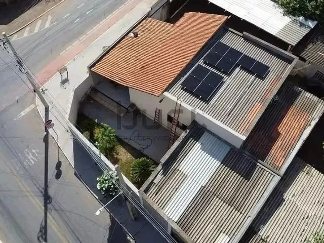 Imagem: A casa possui 3 Dormitórios, 1 Suíte, 2 Banheiros, 4