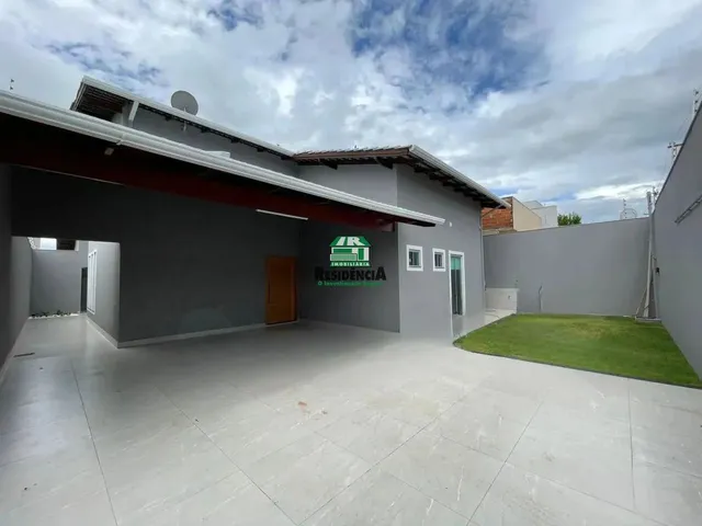 Imagem: A casa possui 3 Dormitórios, 1 Banheiro, 2 Vagas na