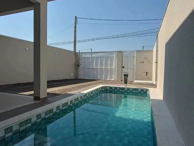 Imagem: A casa possui 3 Dormitórios, 2 Banheiros, 2 Vagas na garagem
