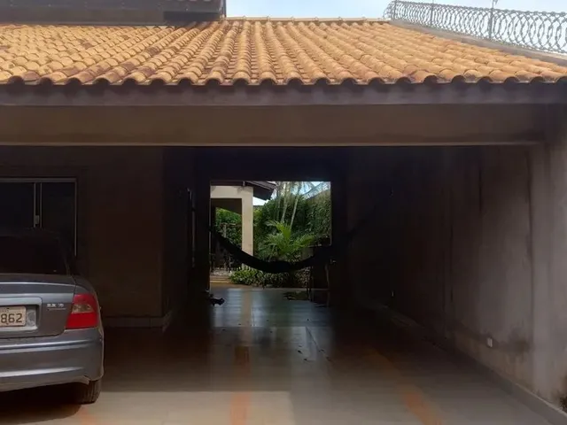 Imagem: A casa possui 3 Dormitórios, 3 Banheiros, 4 Vagas na garagem