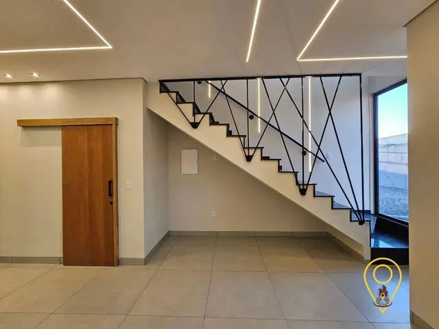 Imagem: A casa possui 3 Dormitórios, 1 Suíte, 2 Banheiros, 1 Vaga
