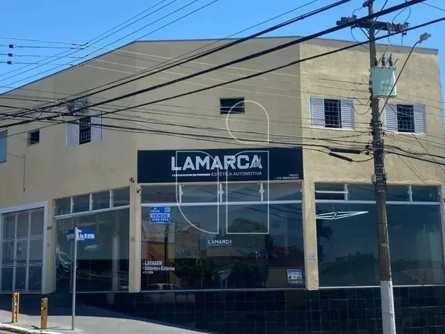 Imagem: O depósito possui 3 Dormitórios, 1 Suíte, 2 Banheiros,