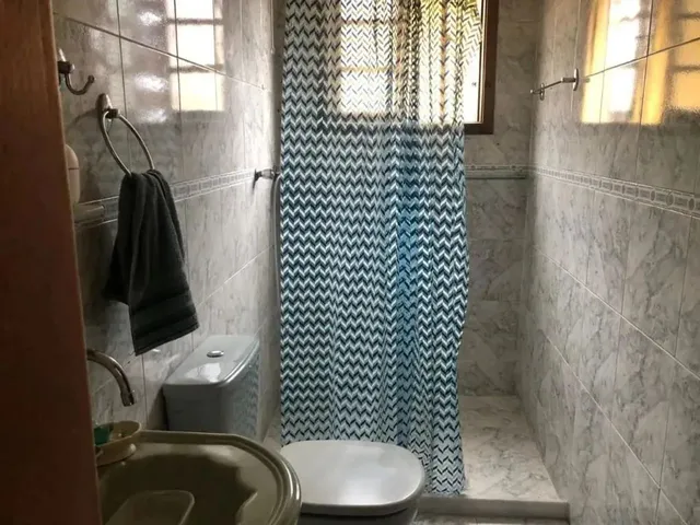 Imagem: A casa em condomínio possui 3 Dormitórios, 2 Banheiros, 2