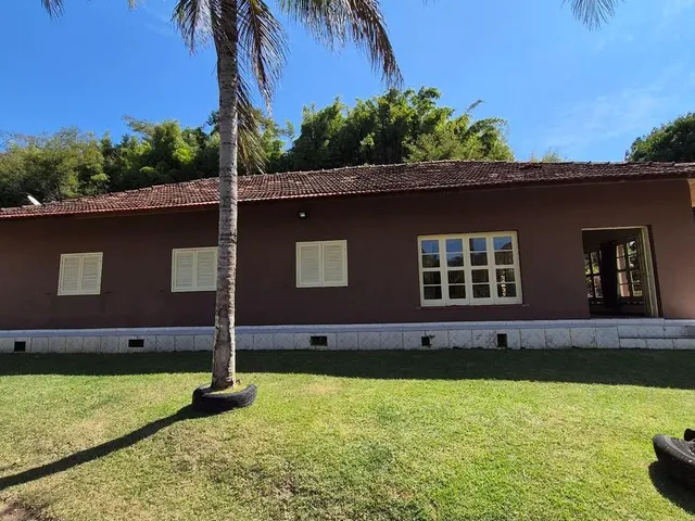 Imagem: A casa possui 4 Dormitórios, 1 Suíte, 3 Banheiros, 5