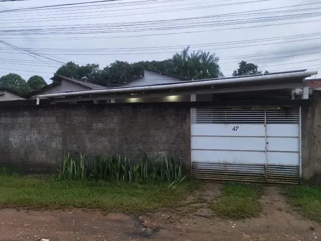 Imagem: A casa possui 2 Dormitórios, 1 Banheiro, 2 Vagas na