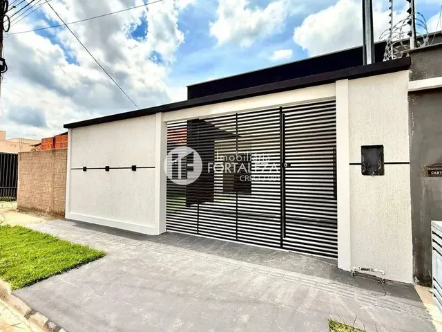 Imagem: A casa possui 3 Dormitórios, 2 Banheiros, 2 Vagas na