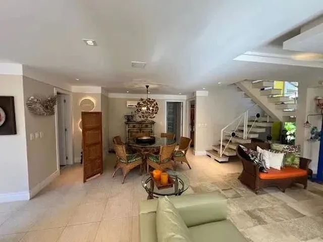 Imagem: Casa com 5 Dormitórios À Venda, 250 M²