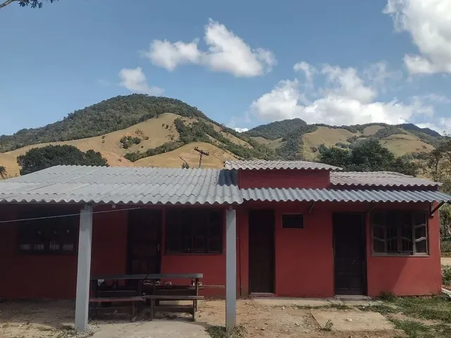 Imagem: A casa possui 2 Dormitórios, 2 Banheiros, 3 Vagas na