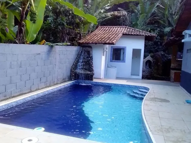 Imagem: A casa possui 4 Dormitórios, 3 Banheiros, 4 Vagas na