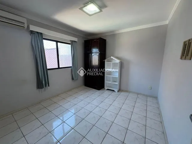 Imagem 7: Casa Mobiliada de 4 Dormitórios - Bairro Carianos - Florianópolis/Sc