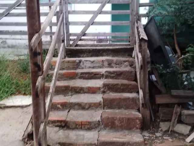 Imagem 2: Terreno a Venda com Duas Casas com Garagem