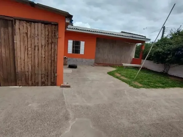 Imagem: A casa possui 5 Dormitórios, 1 Suíte, 3 Banheiros, 2