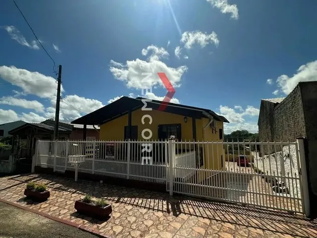 Imagem: A casa possui 3 Dormitórios, 3 Banheiros, 5 Vagas na