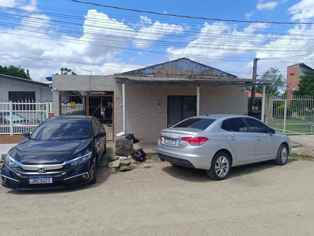 Imagem: A casa possui 4 Dormitórios, 2 Banheiros, 4 Vagas na