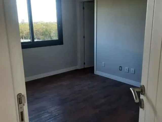 Imagem 8: Viva o Luxo e Conforto em 452M² de Puro Requinte: 4 Suítes e Área de Lazer Completa