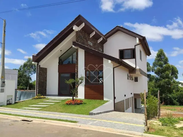 Imagem 1: Casa Estilo Serra com 3 Dormitórios À Venda em Condomínio Exclusivo no Centro De