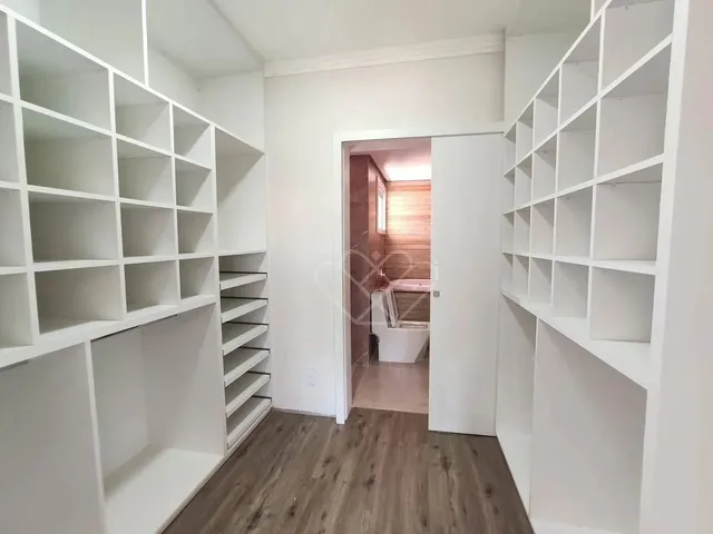 Imagem 4: Casa Estilo Serra com 3 Dormitórios À Venda em Condomínio Exclusivo no Centro De