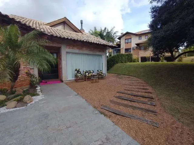 Imagem: A casa em condomínio possui 4 Dormitórios, 1 Banheiro, 1