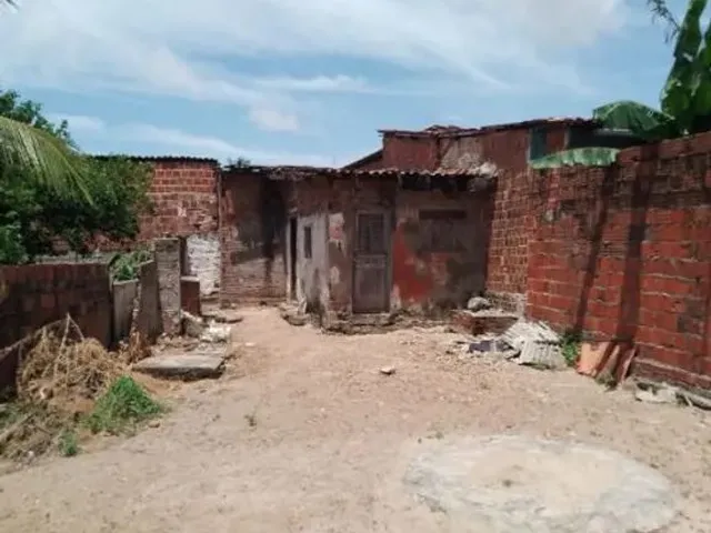 Imagem 2: Vendo Um Terreno com Um Ponto de Comercio Mede 15 por 32 com Uma Casa...