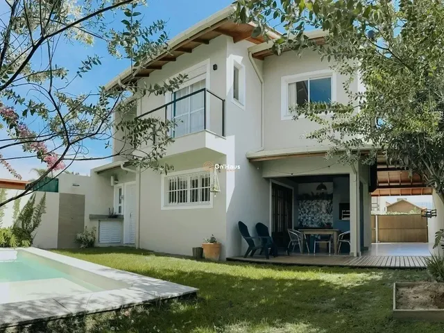 Imagem: A casa possui 3 Dormitórios, 1 Suíte, 3 Banheiros, 2
