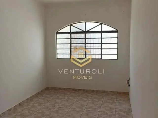 Imagem: A casa possui 2 Dormitórios, 1 Banheiro, 2 Vagas na