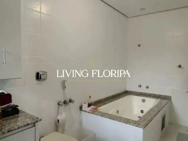 Imagem 2: Aconchegante Casa, com 4 Dormitórios, em Condomínio Fechado, Coma Acesso a Praia!