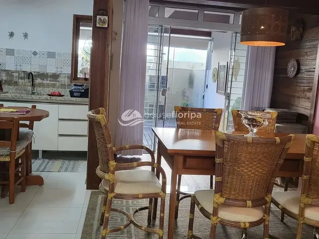 Imagem 7: Casa Aconchegante e Mobiliada com 3 Suítes, em Localização Privilegiada, À Venda