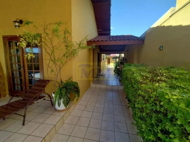 Imagem 2: No Centro de Pinhais - Uma Casa Térrea Espaçosa Espera por Você!