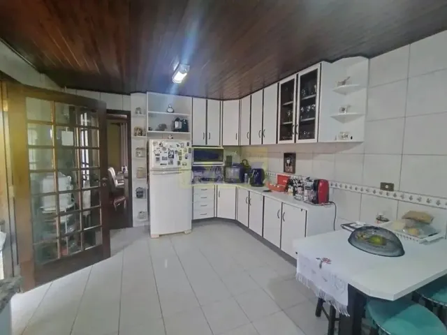 Imagem 11: No Centro de Pinhais - Uma Casa Térrea Espaçosa Espera por Você!