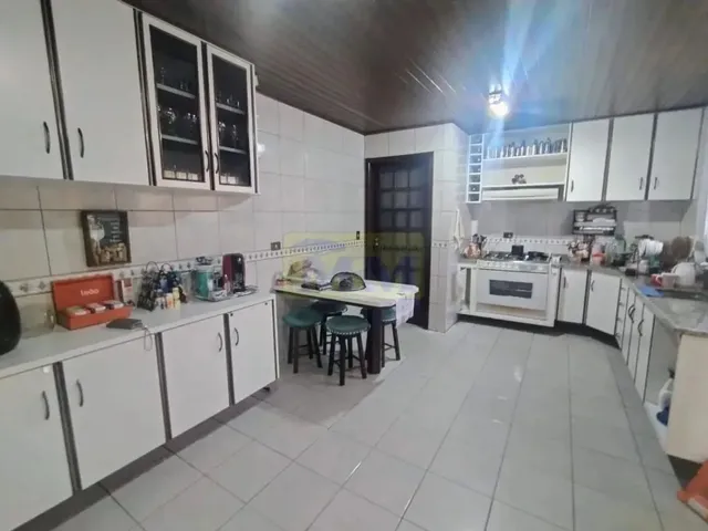 Imagem 15: No Centro de Pinhais - Uma Casa Térrea Espaçosa Espera por Você!