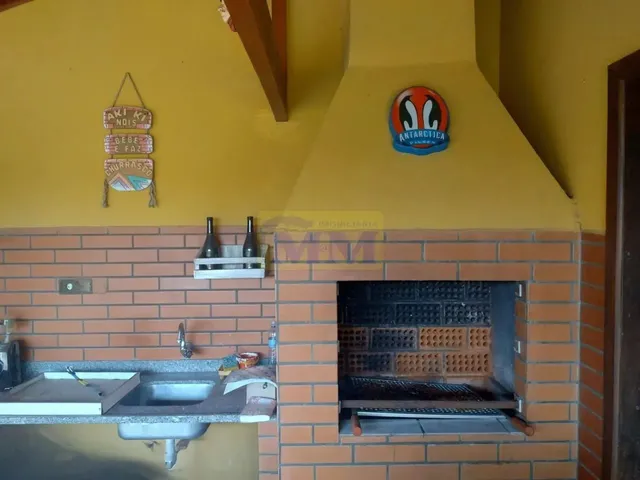 Imagem 16: No Centro de Pinhais - Uma Casa Térrea Espaçosa Espera por Você!