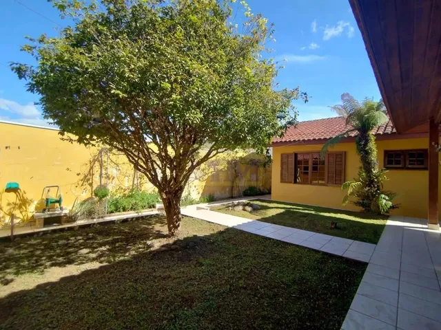 Imagem 4: No Centro de Pinhais - Uma Casa Térrea Espaçosa Espera por Você!
