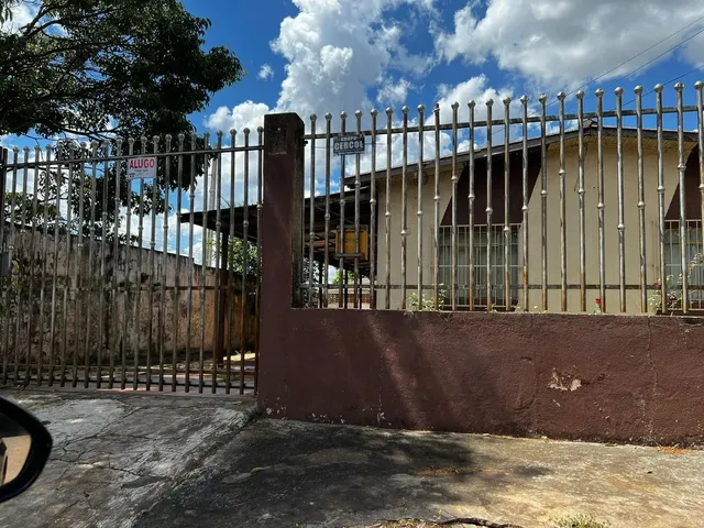 Imagem: A casa possui 3 Dormitórios, 1 Banheiro, 3 Vagas na