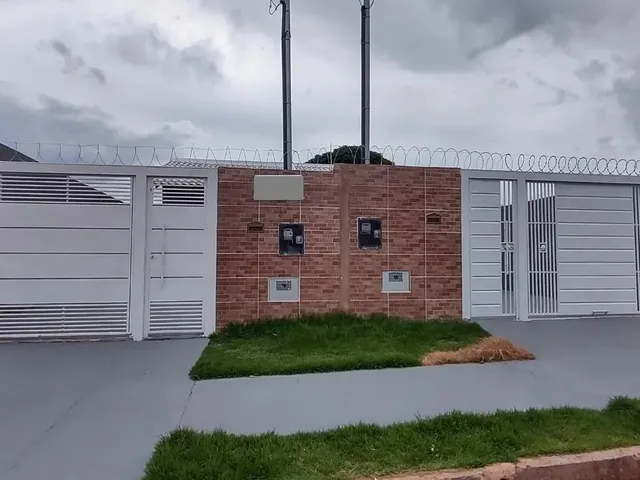 Imagem: A casa possui 2 Dormitórios, 1 Suíte, 2 Banheiros, 2