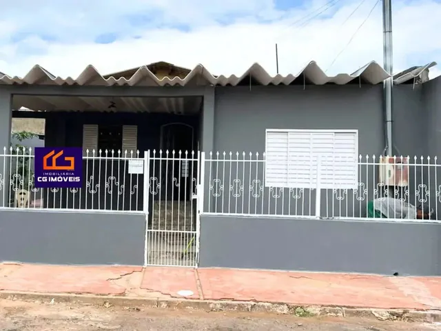 Imagem: A casa possui 3 Dormitórios, 1 Banheiro, 2 Vagas na